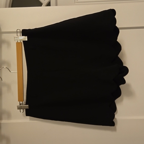 Monteau High Waisted Scalloped Shorts - Picture 3 of 6